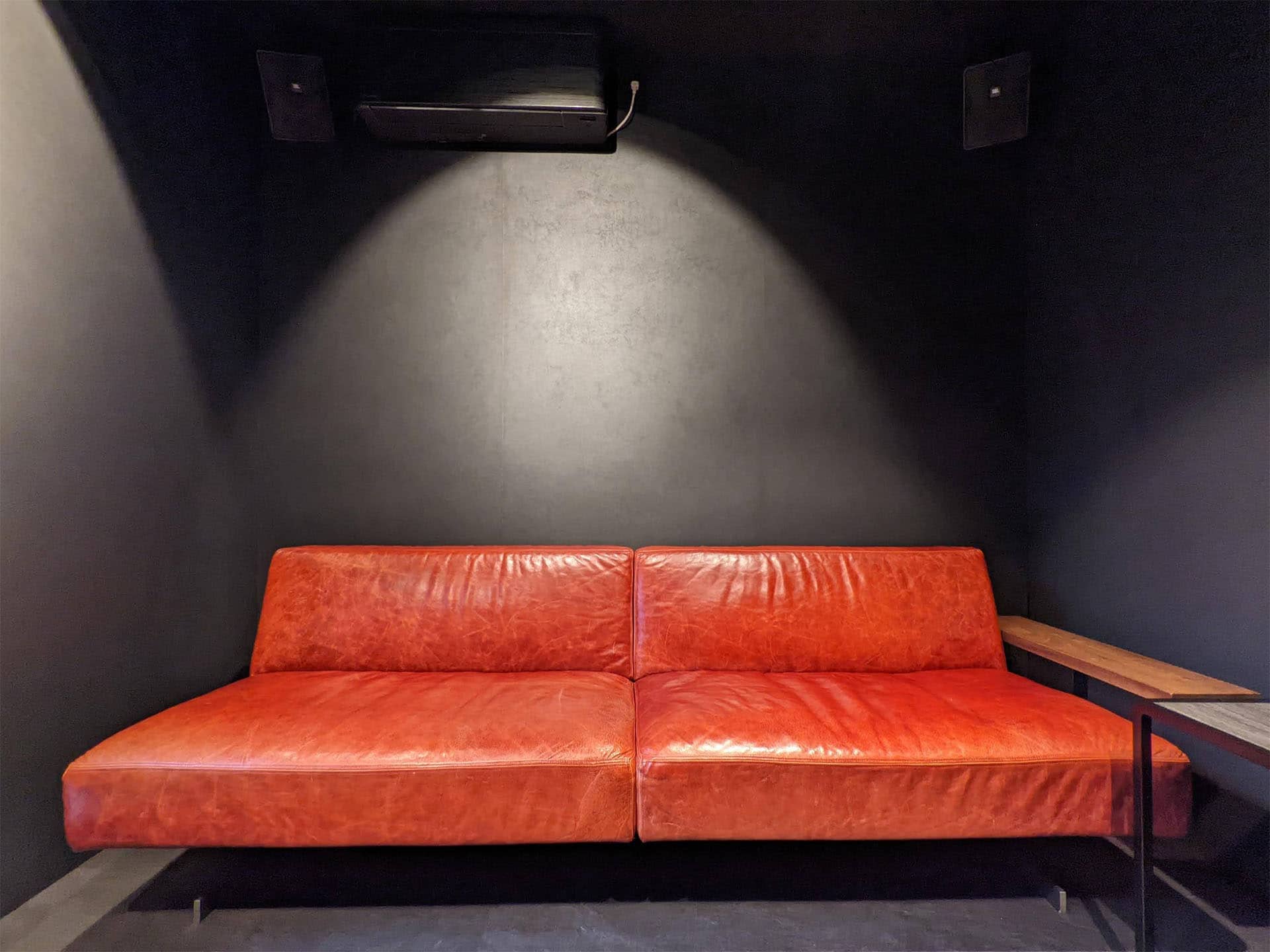 カラオケルームのソファー01