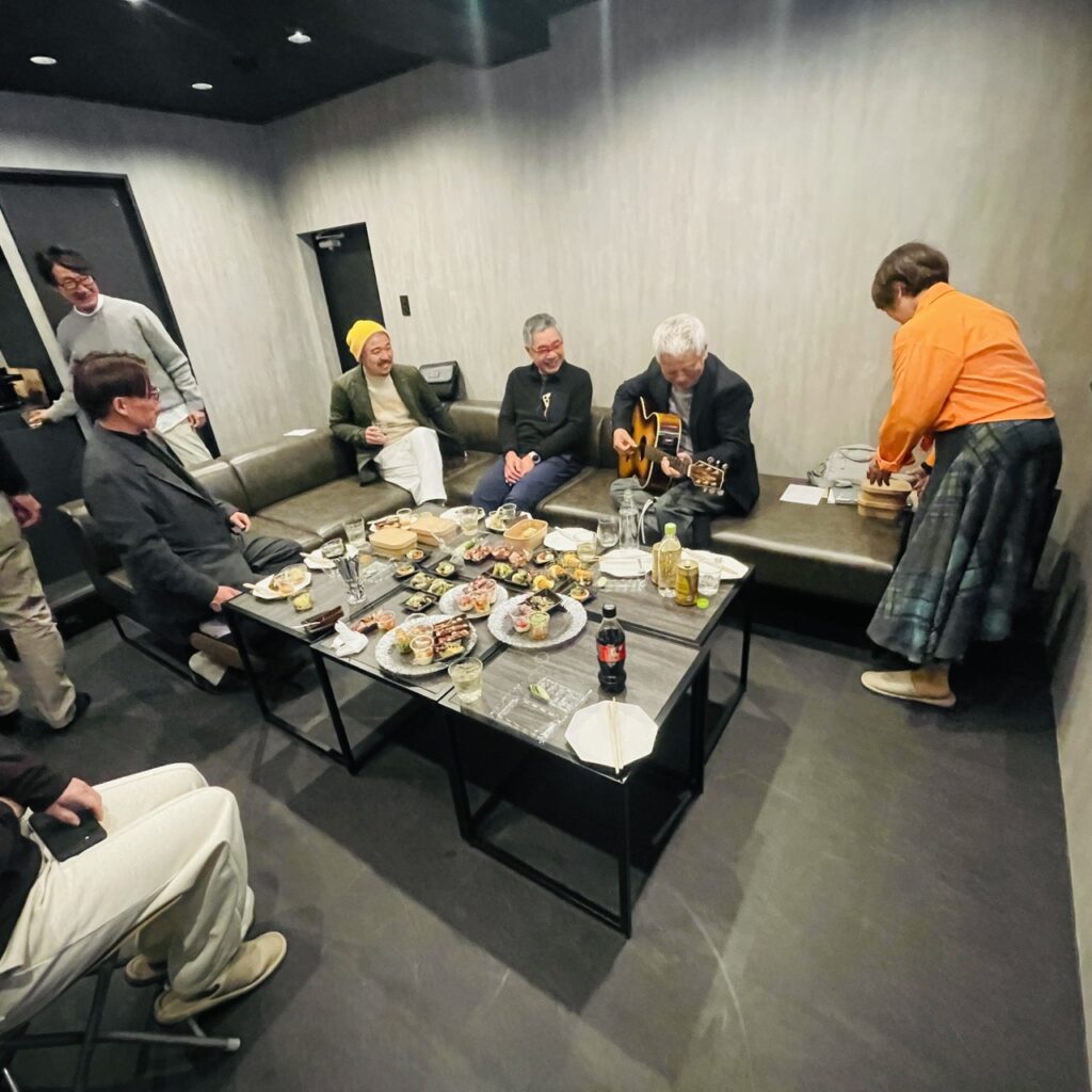 懇親会でギターを披露する清水国明さん